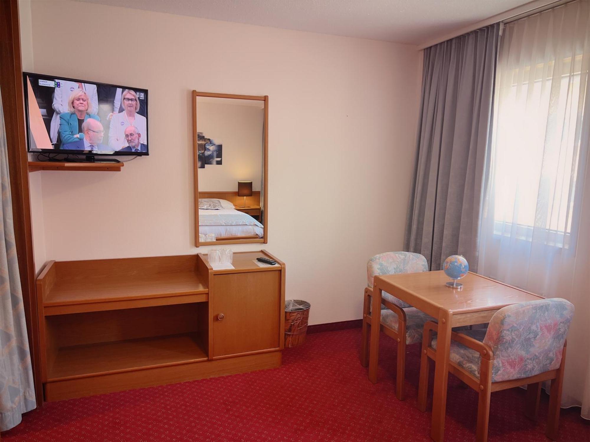 Hotel Des Trois Rois Le Locle Ngoại thất bức ảnh